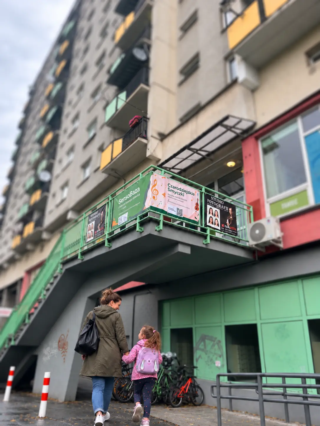 Mama z dzieckiem wchodząca do centrum terapeutycznego SensoBaza